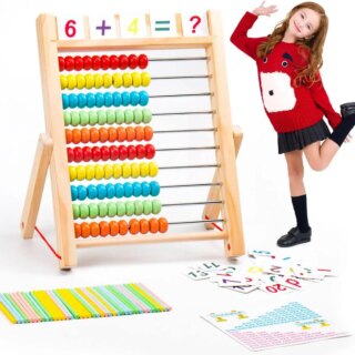 Boulier en bois avec des perles rouges, jaunes, bleues, vertes et oranges. Étiquettes de nombres et bâtons de comptage et une petite fille heureuse de s'en servir.