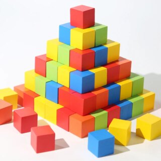 Cubes à empiler pour enfant Pyramide de cubes colorés sur fond blanc.