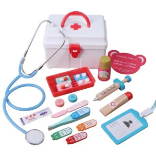 On voit un ensemble de jeu. Il s'agit d'un jeu d'imitation : une mallette de docteur qui comprend tous les accessoires pour soigner ses peluches ou ses parents : stéthoscope, thermomètre, médicaments...