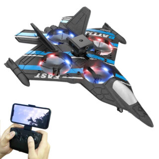On voit un avion radiocommandé multicolore sur fond blanc. Il est noir, avec des traits vleus et des lumières rouges qui s'allument. On voit les mains d'un enfant qui tiennent une télécommande sur laquelle se fixe un smartphone pour immortaliser les vols