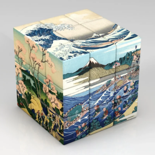 Joli rubikscube avec des faces qui représentent les tableaux de Katsushika Hokusai, un peintre japonais.