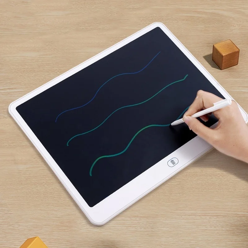 On voit une ardoise magique blanche qui ressemble à une tablette tactile d'adulte. Une main dessine dessus