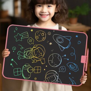 On voit une petite fille qui tient une ardoise magique aux bords roses, très grande. Il y a des dessins sur son ardoise qui représentent l'espace, les planètes et des fusées