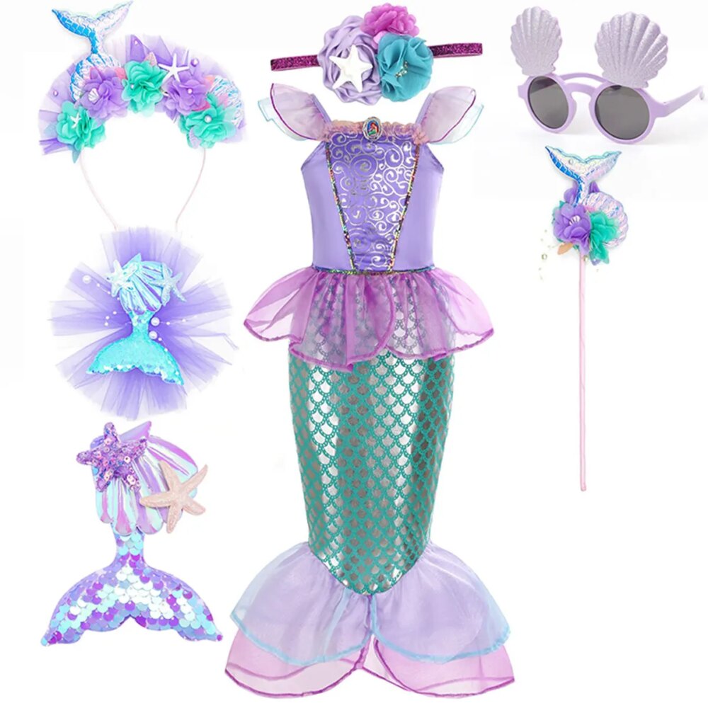 Fond blanc, déguisement petite sirène avec tous les accessoires d'Arielle la petite sirène. Costume violet et vert