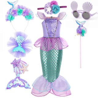 Fond blanc, déguisement petite sirène avec tous les accessoires d'Arielle la petite sirène. Costume violet et vert