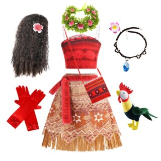 On voit le déguisement de la princesse Disney Vaiana, avec tous ses accessoires (perruque, collier de fleurs, poule en peluche) sur fond blanc. La tenue est rouge et dorée