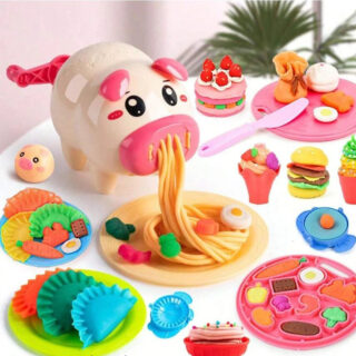 Machine à pâte à modeler forme cochon avec des pâtes qui sortent de son groin. Autour il y a des accessoires de pâte à modeler colorés