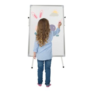 On voit une petite fille de dos devant le tableau blanc.