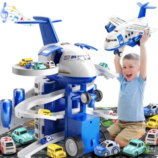 On voit un enfant blond qui joue avec un jeu avion blanc et bleu. Cet avion se transforme en garage automobile