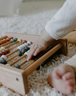Mains d'enfant jouant sur un instrument