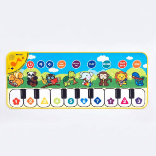 Un tapis musical en forme de piano pour enfant coloré et illustré de petits animaux musiciens comme un lion et un éléphant, disposé à plat sur un fond blanc épuré.